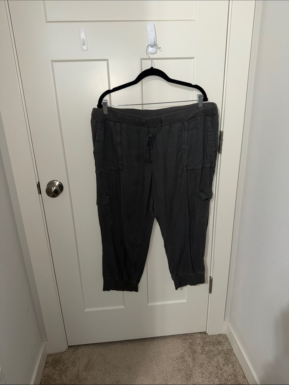 Caslon women's linen Cargo Jogger Pants in Charcoal H1